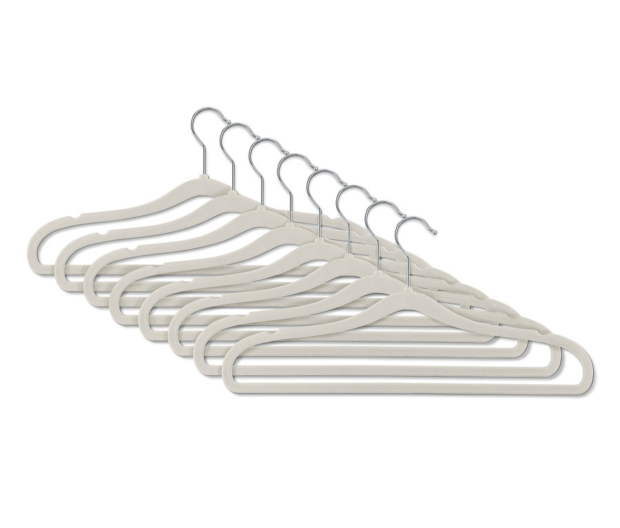 Sekiz adet ekstra ince kıyafet askısı yan yana duruyor.