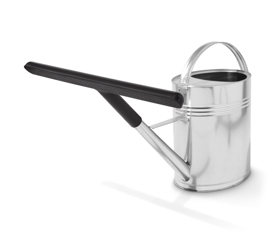 Siyah Sulama Kabı Eklentisi olan gümüş rengi sulama kabı.