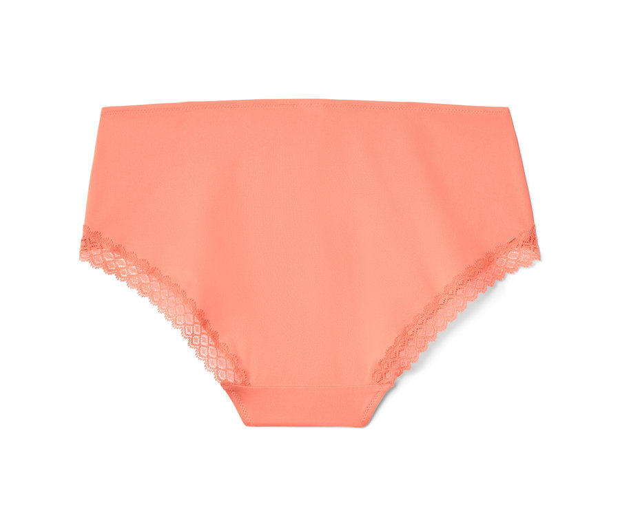 Tek bir şeftali rengi, dantel detaylı kadın külotunun yakın çekim görüntüsü.