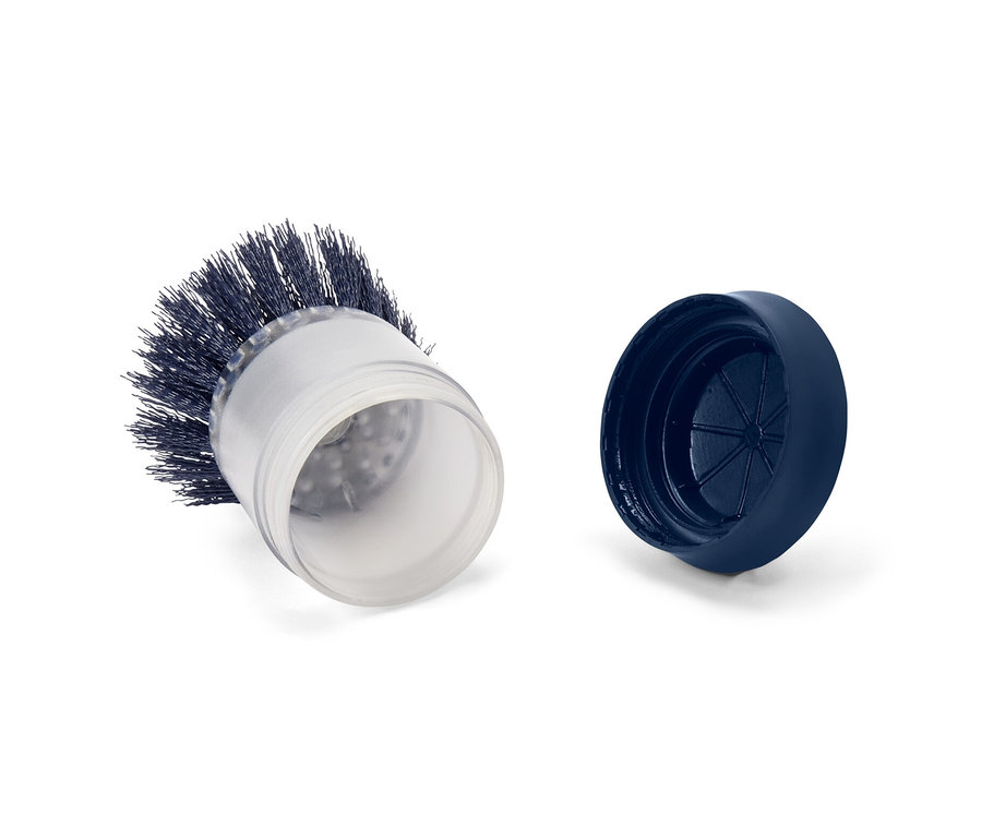 Dispenserli bulaşık fırçası ve kapağı beyaz bir zeminde duruyor.