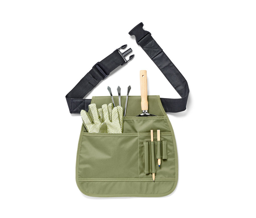 Ceplerinde aletler olan, siyah askılı, yeşil bir bahçe aletleri kemeri.