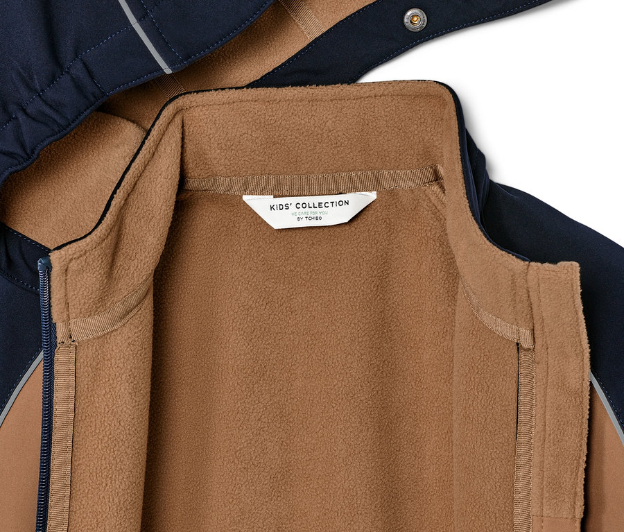 Kahverengi polar astarlı çocuk softshell montunun yakın çekimi.