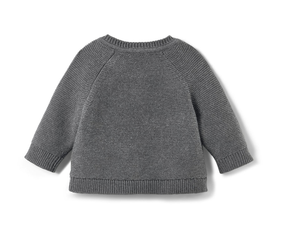 Gri renkteki çocuk örgü kazağının yakın çekimi.