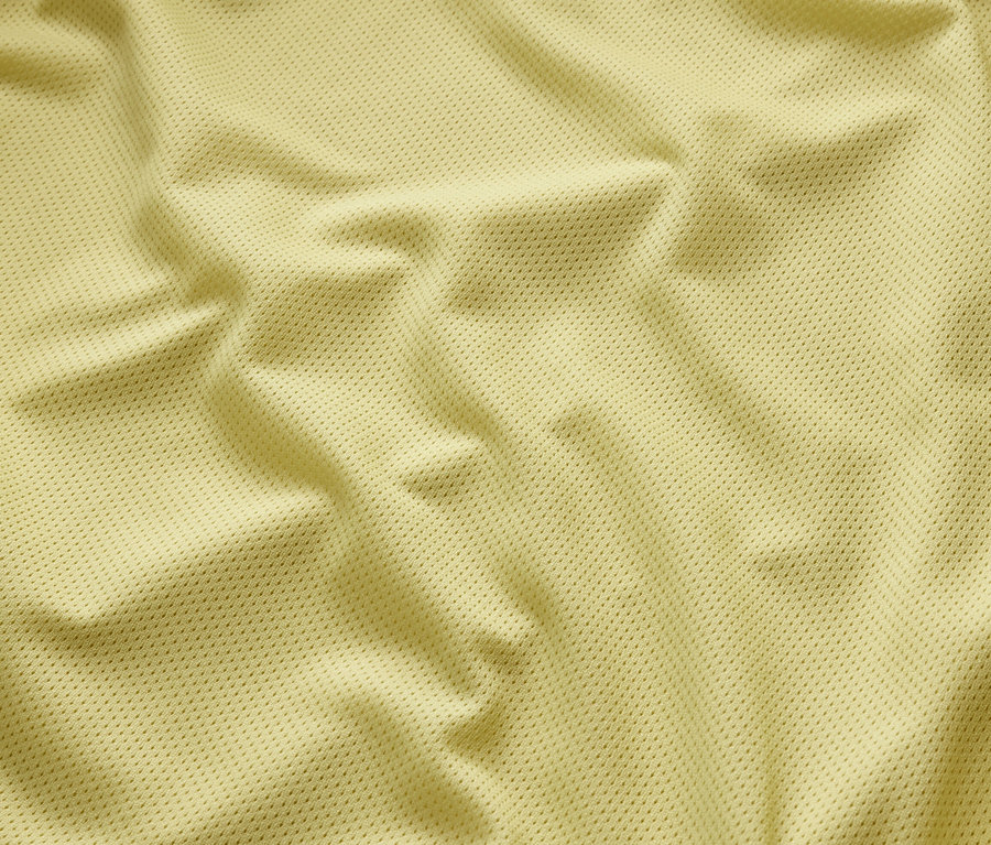 Sarı yağmurluk kumaşının dokulu yakın çekimi.