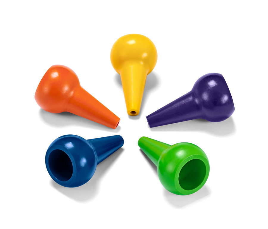 Turuncu, sarı, mor, mavi ve yeşil renklerde beş adet balmumu boya kalemi.