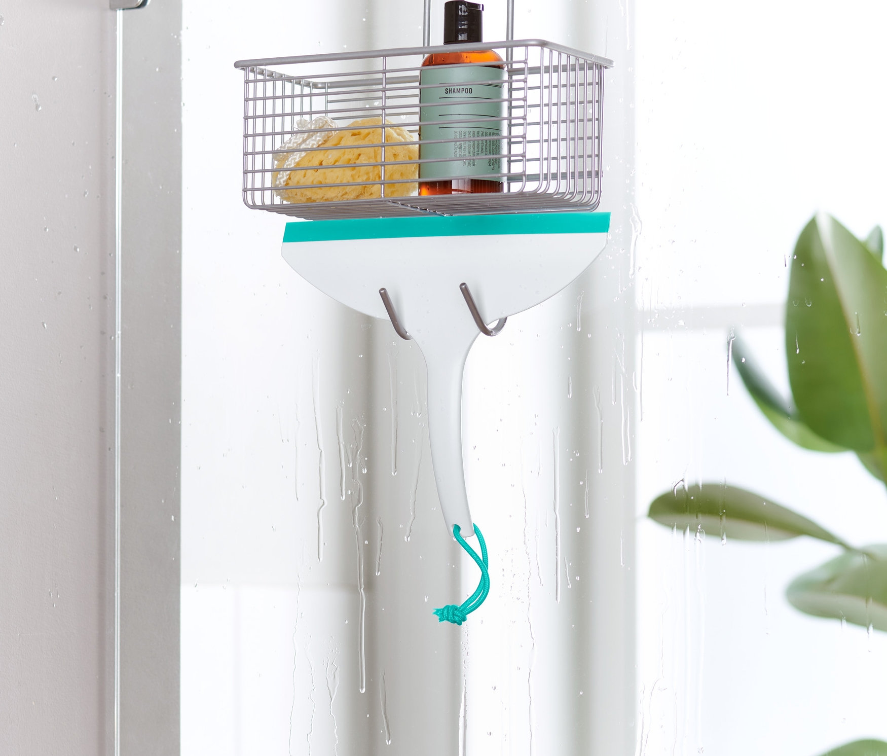 Banyo sileceği duş kapısına asılı duruyor.