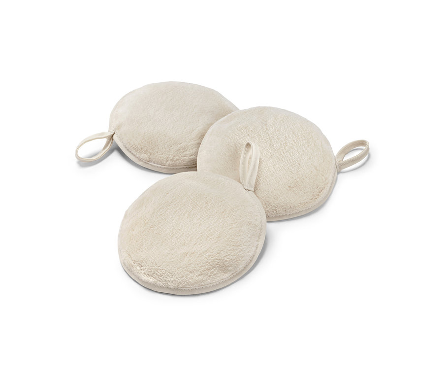 Üç adet ekstra büyük makyaj temizleme pedi üst üste duruyor.