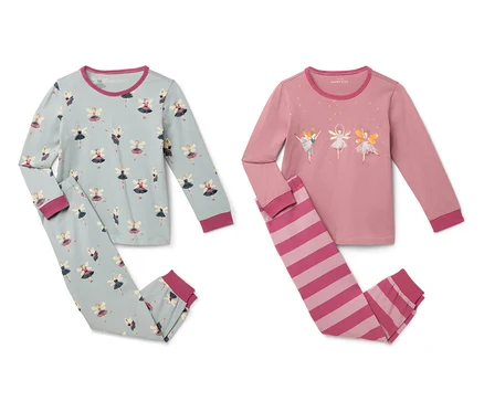 İki kız çocuk pijama takımı. Biri balerinli açık mavi, diğeri çizgili pantolonlu pembe.