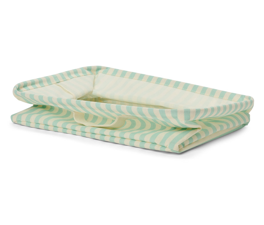 Beyaz ve açık yeşil çizgili kumaş sepet.