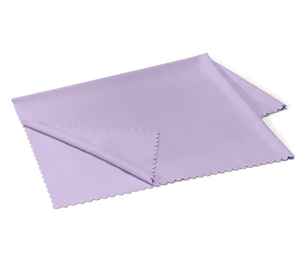 Lavanta rengi, dalgalı kenarlı katlanmış bir bez beyaz bir zeminde duruyor.