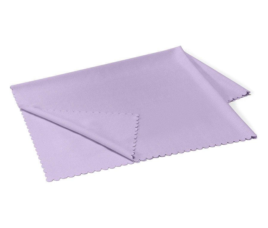 Lavanta rengi, dalgalı kenarlı katlanmış bir bez beyaz bir zeminde duruyor.