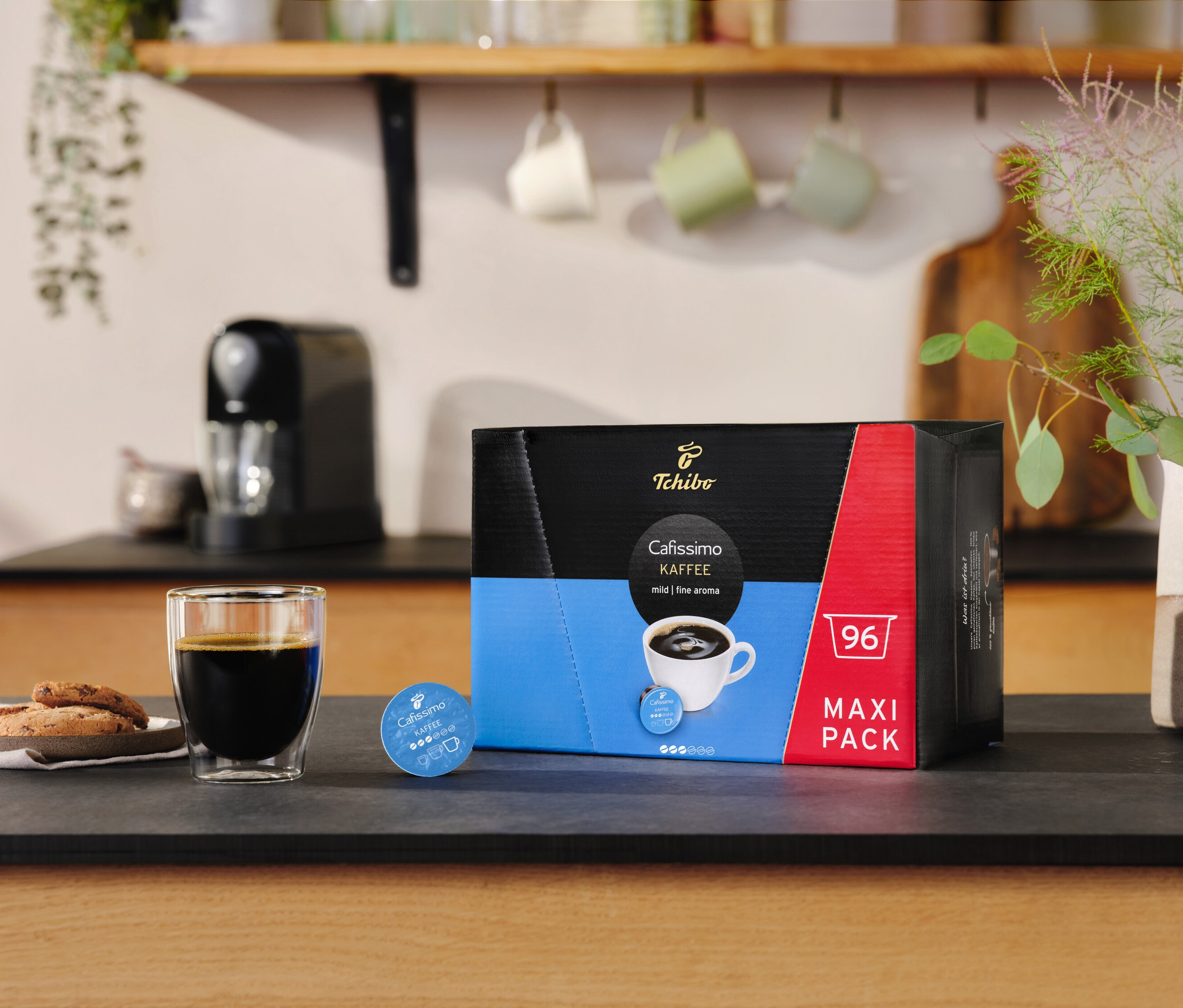 Bir bardak kahve ve kurabiyeler, bir paket Cafissimo Kahve Intense Aroma- 30 Kapsül yanında.