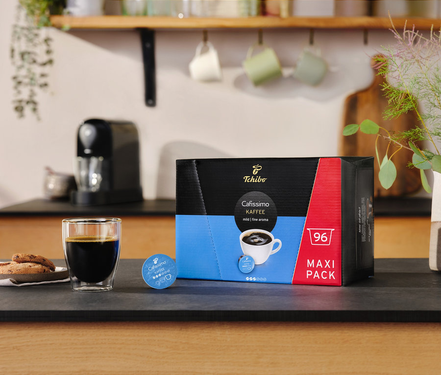 Bir bardak kahve ve kurabiyeler, bir paket Cafissimo Kahve Intense Aroma- 30 Kapsül yanında.