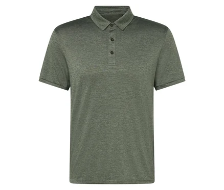 Üç düğmeli yeşil polo tişört.