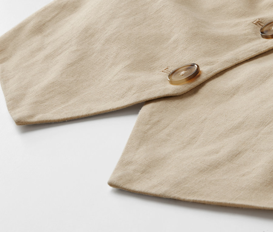 Düğmeli keten yelek detayı