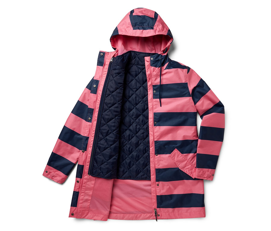 Lacivert şeritli ve lacivert kapitone astarlı, açık pembe kapüşonlu ceket.