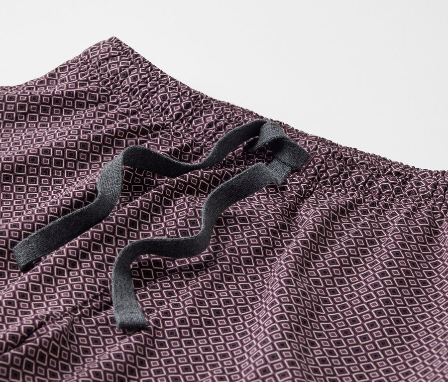 Geometrik desenli ve belinde büzgüsü olan kısa pijama takımının yakın çekim detayı.