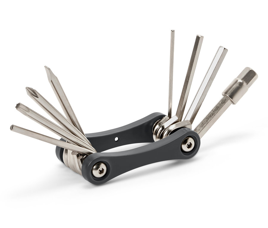 Çeşitli gümüş aparatlara sahip gri çok fonksiyonlu alet