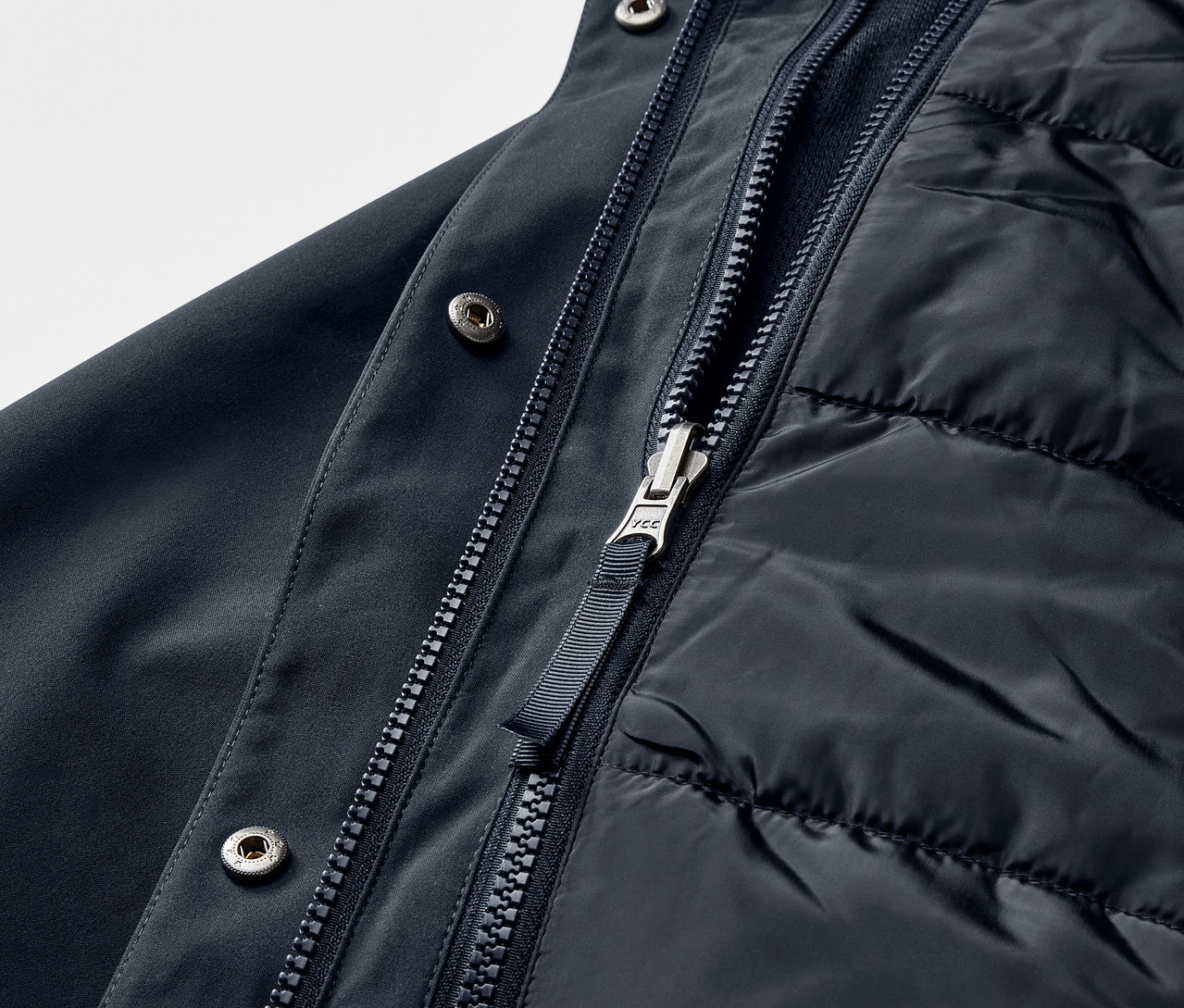 Lacivert renkli 3'ü 1 arada outdoor montun yakın çekim detayı.