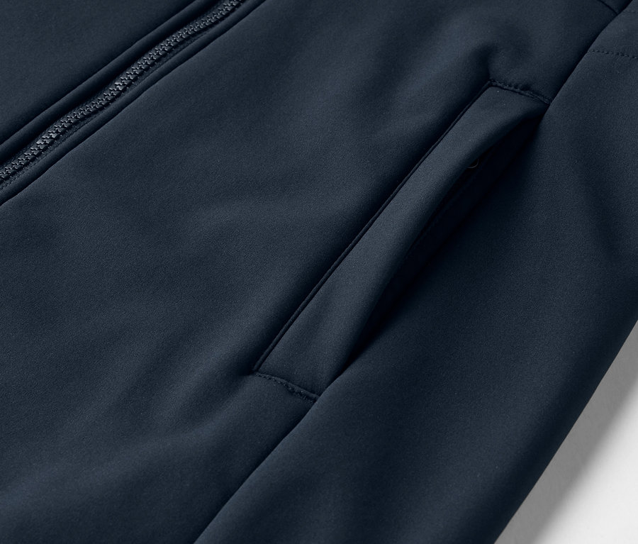 Lacivert softshell montun yakın çekim detayı.