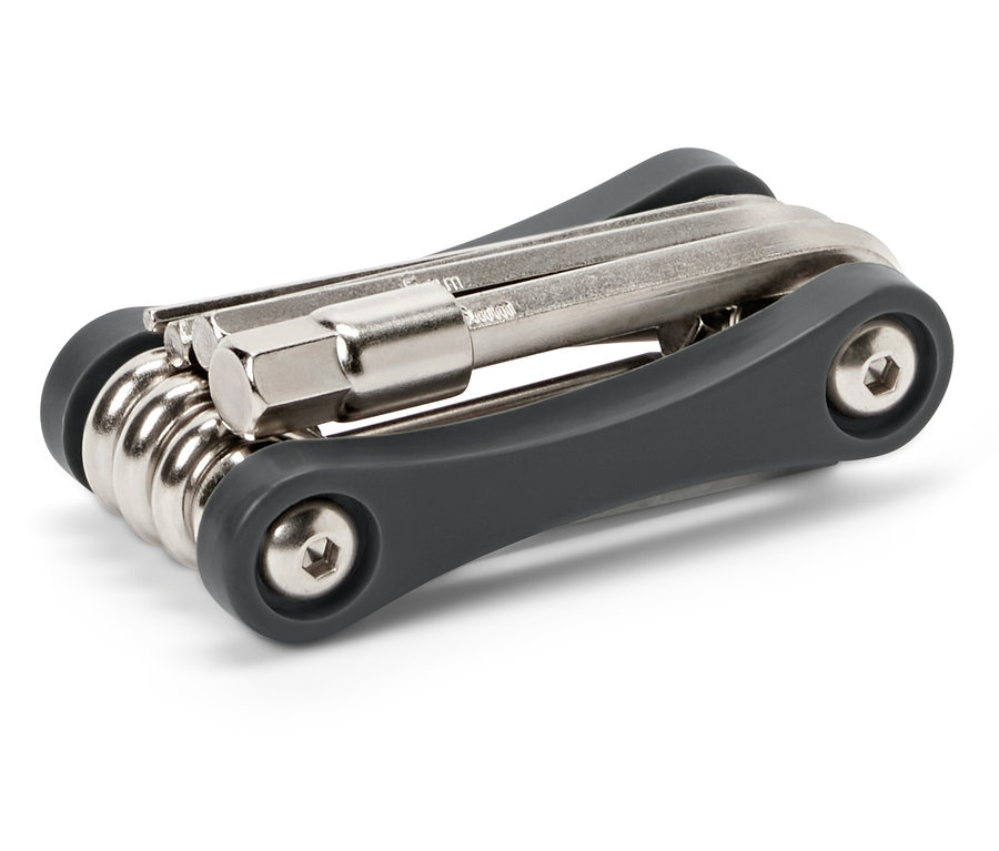 Katlanabilir çok fonksiyonlu alet, çeşitli gümüş başlıkları ve gri sapı ile birlikte duruyor. 