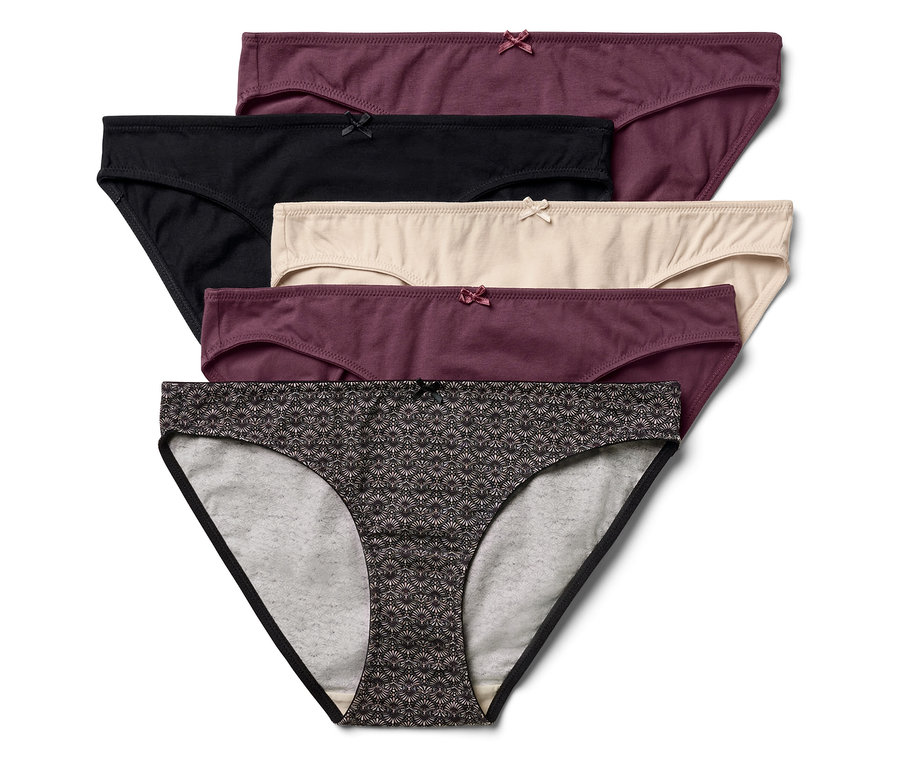 Çeşitli renk ve desenlerdeki beş kadın külodu üst üste duruyor.