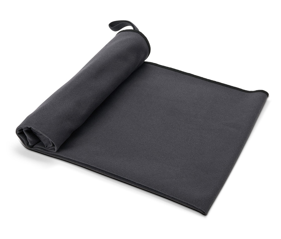 Halk şekilde rulo yapılmış, askı halkası olan gri havlu.