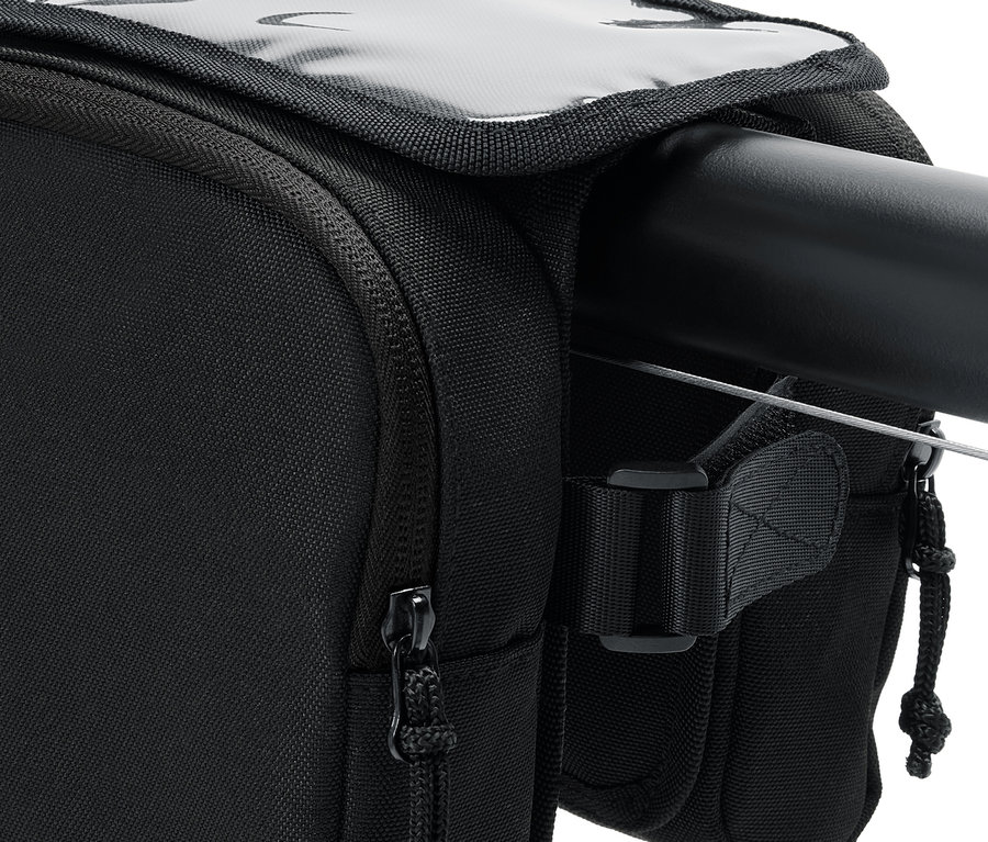 Siyah bir bisiklet çantası, üstünde şeffaf bir bölme olan ve bisiklet gidonuna takılı.