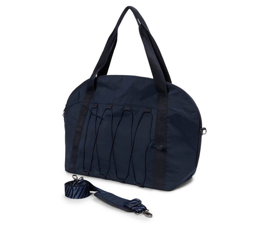 Lacivert spor çantası, taşıma sapları ve çıkarılabilir omuz askısıyla beyaz bir zeminde duruyor.