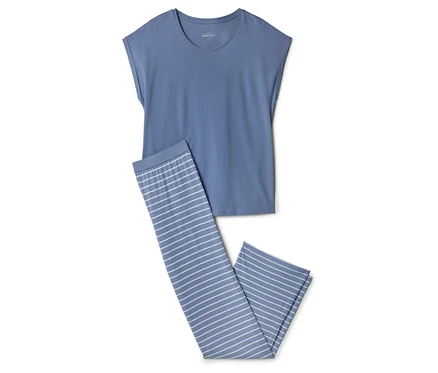 Mavi pijama üstü ve çizgili pantolon.