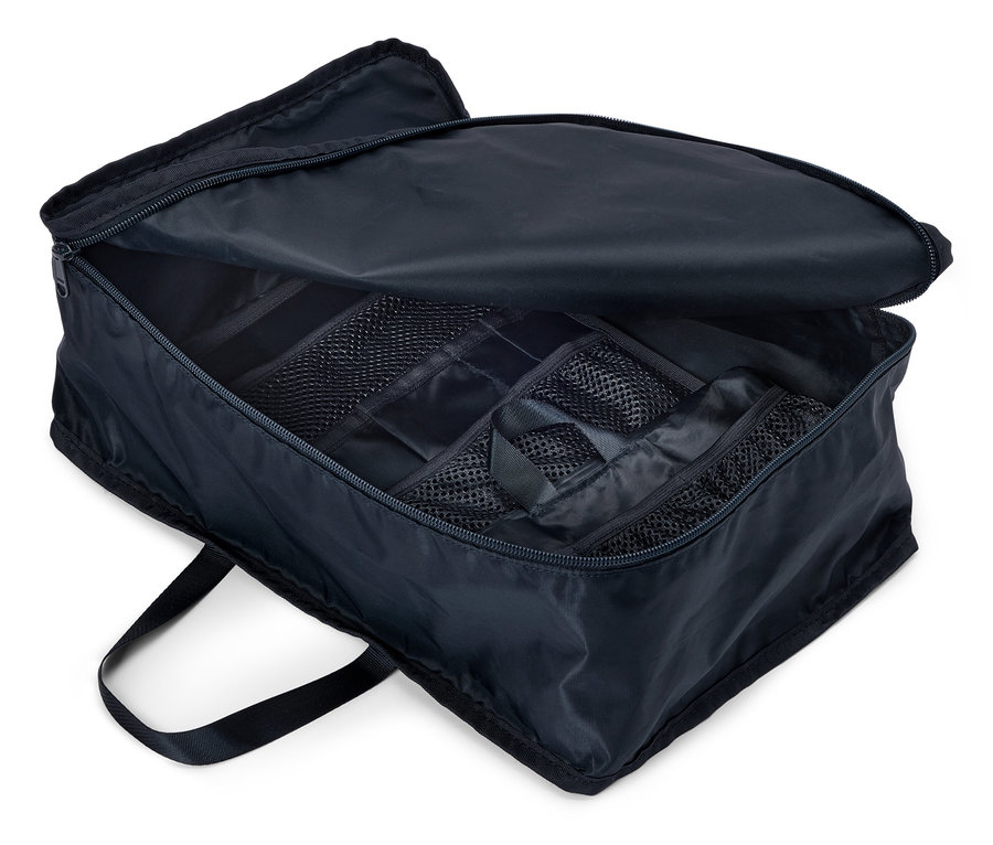 Fermuarlı ve çok bölmeli, açık, lacivert seyahat çantası, yukarıdan görünüm.