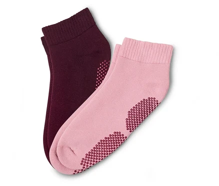 Bir çift çorap, biri pembe, diğeri bordo üst üste duruyor. Her ikisinin de altında tutma çıkıntıları var.