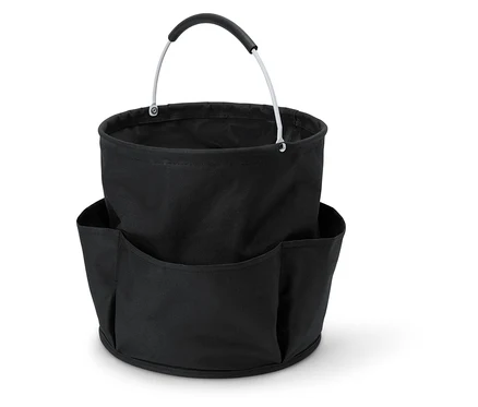 Taşıma sapı ve dış cepleri olan siyah kumaş kova.