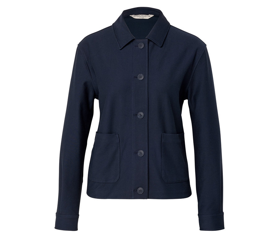 Düğmeli ve cepli lacivert ceket.