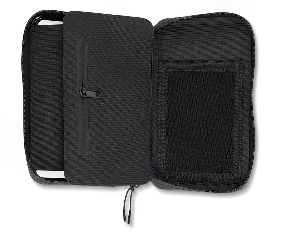 Bölmeleri ve fermuarlı iç cebi olan açık siyah fermuarlı kese.