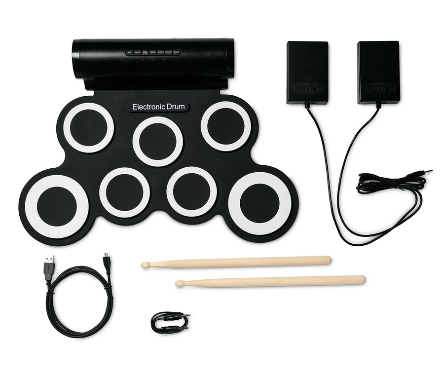 Beyaz bir arka plan üzerinde bagetleri ve pedalları olan siyah bir elektronik bateri seti.