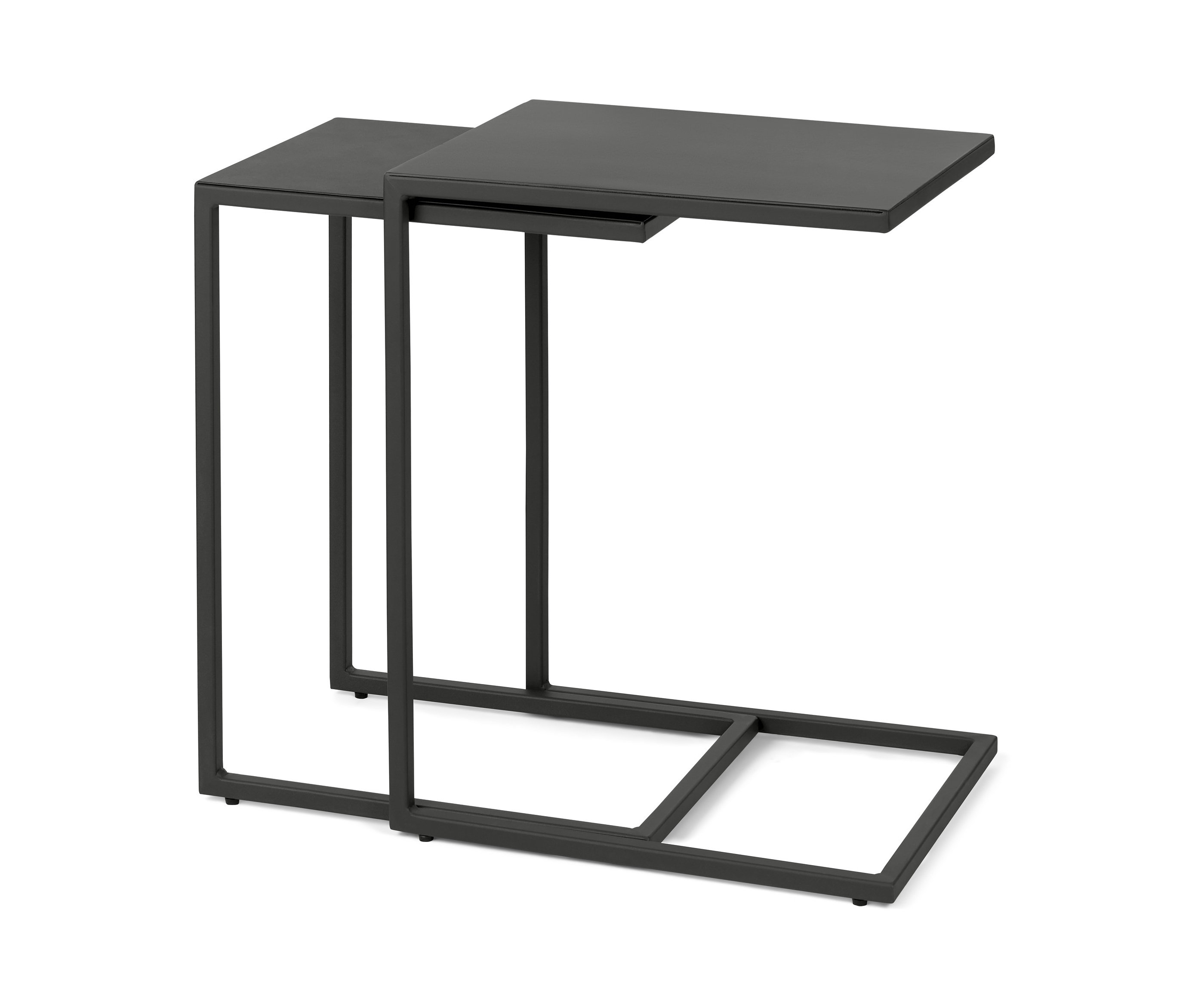 İki adet siyah C şeklinde yan sehpa, biri diğerinin altında.