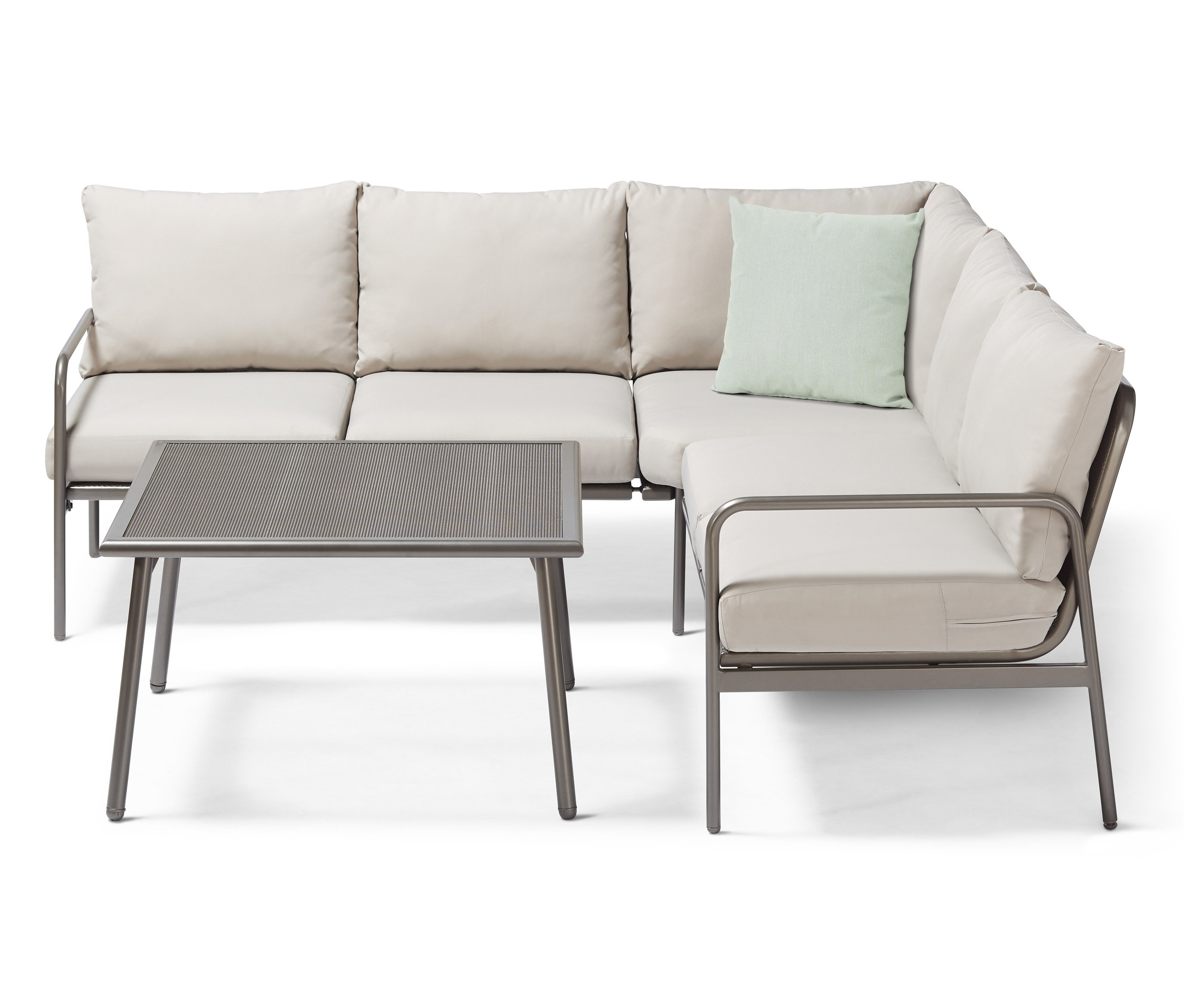 Bej yastıklı ve metal çerçeveli masaya sahip köşe bahçe oturma grubu.