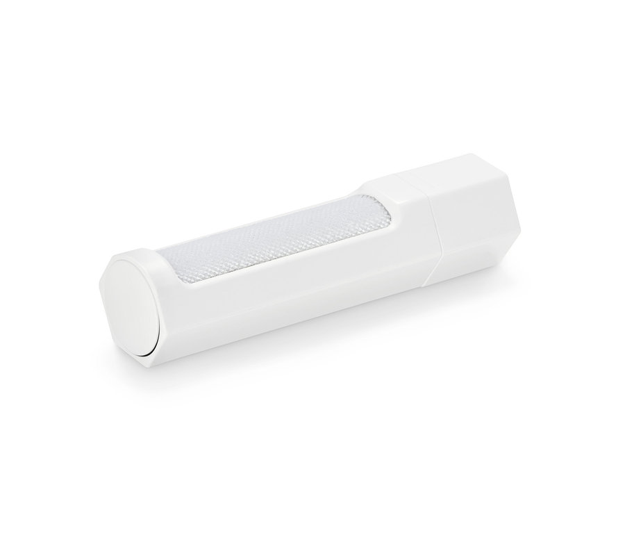 Beyaz bir elbise fırçası beyaz bir yüzeyde duruyor.