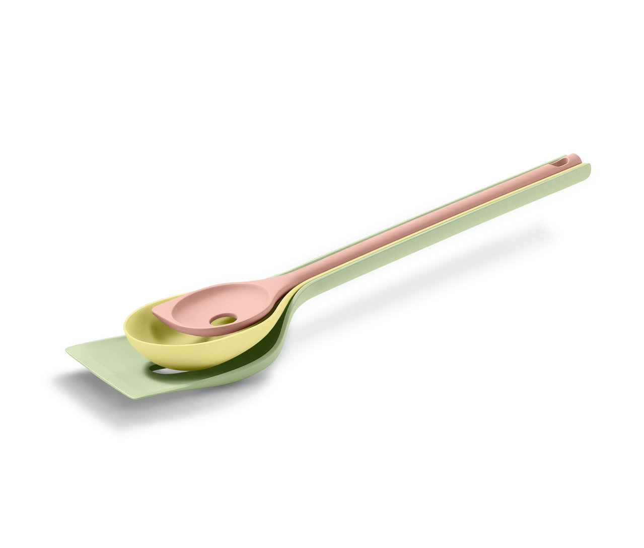 3 Adet Mutfak Yardımcısı: açık yeşil spatula, sarı kepçe ve delikli pembe kaşık.
