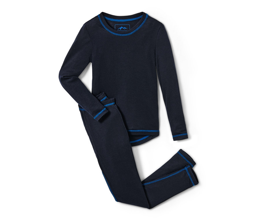 Çocuk Fonksiyonel İçlik Takımı, lacivert uzun kollu bir üst ve mavi dikişli pantolondan oluşur