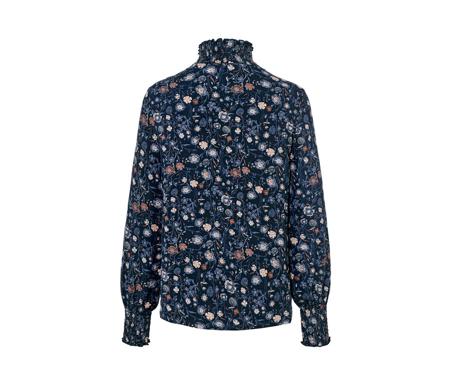 Yakın çekimde, dik yakalı çiçekli bluz.