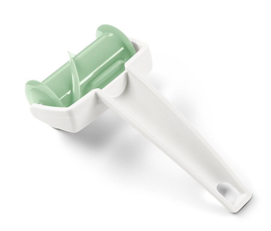 Beyaz saplı ve yeşil silindirli kruvasan rulosu, beyaz bir arka planda.