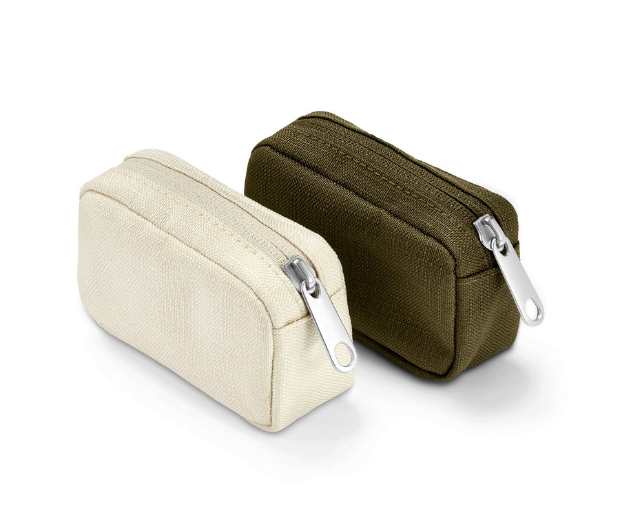 İki adet mini seyahat düzenleme çantası, biri krem, biri haki renkli, fermuarlı.