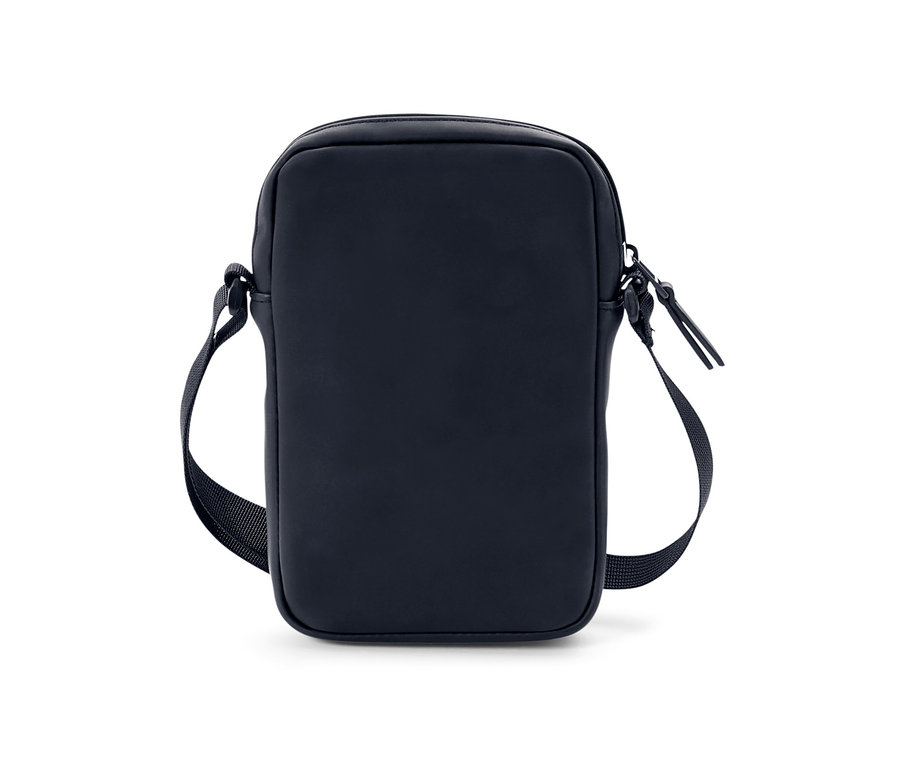 Beyaz arka planda lacivert bir Yağmur Çantası.