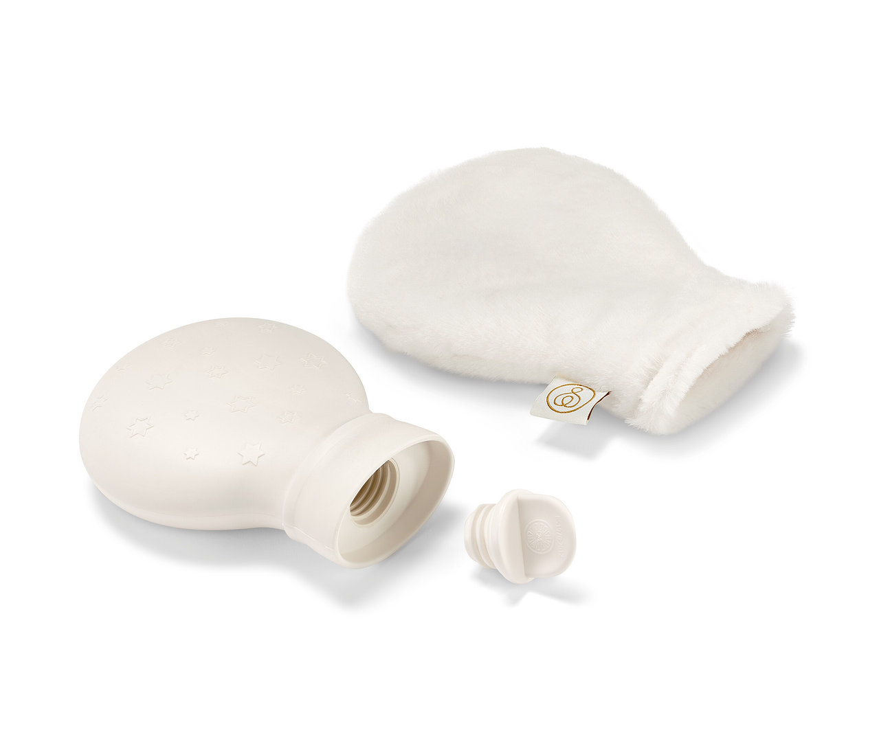 Beyaz mini sıcak su torbası, bir tıpa ve tüylü bir kılıf beyaz bir zeminde duruyor.