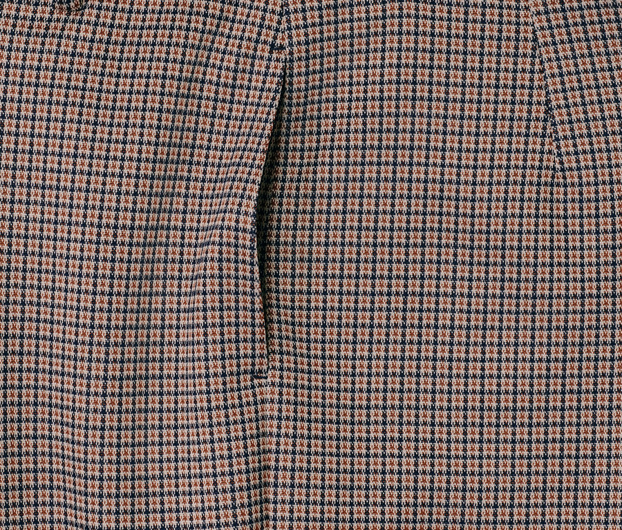 Kahverengi ve mavi desenli konforlu jakarlı pantolon detayı.
