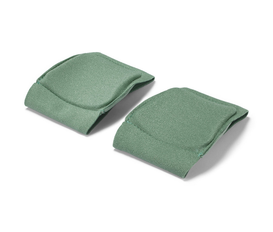 Beyaz bir arka planda duran iki adet yeşil ayak fasya masaj aleti