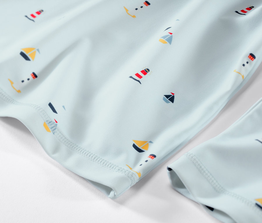 UV korumalı çocuk kombininin, deniz temalı detayı.