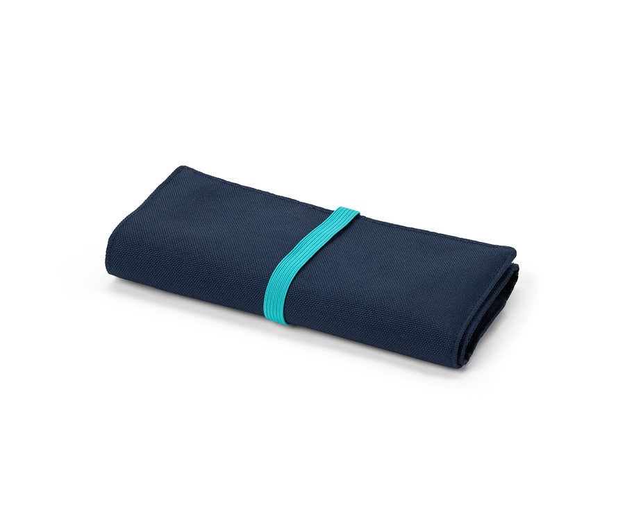 Turkuaz lastikle tutturulmuş lacivert bir Yolculuk için Kablo Düzenleyici.